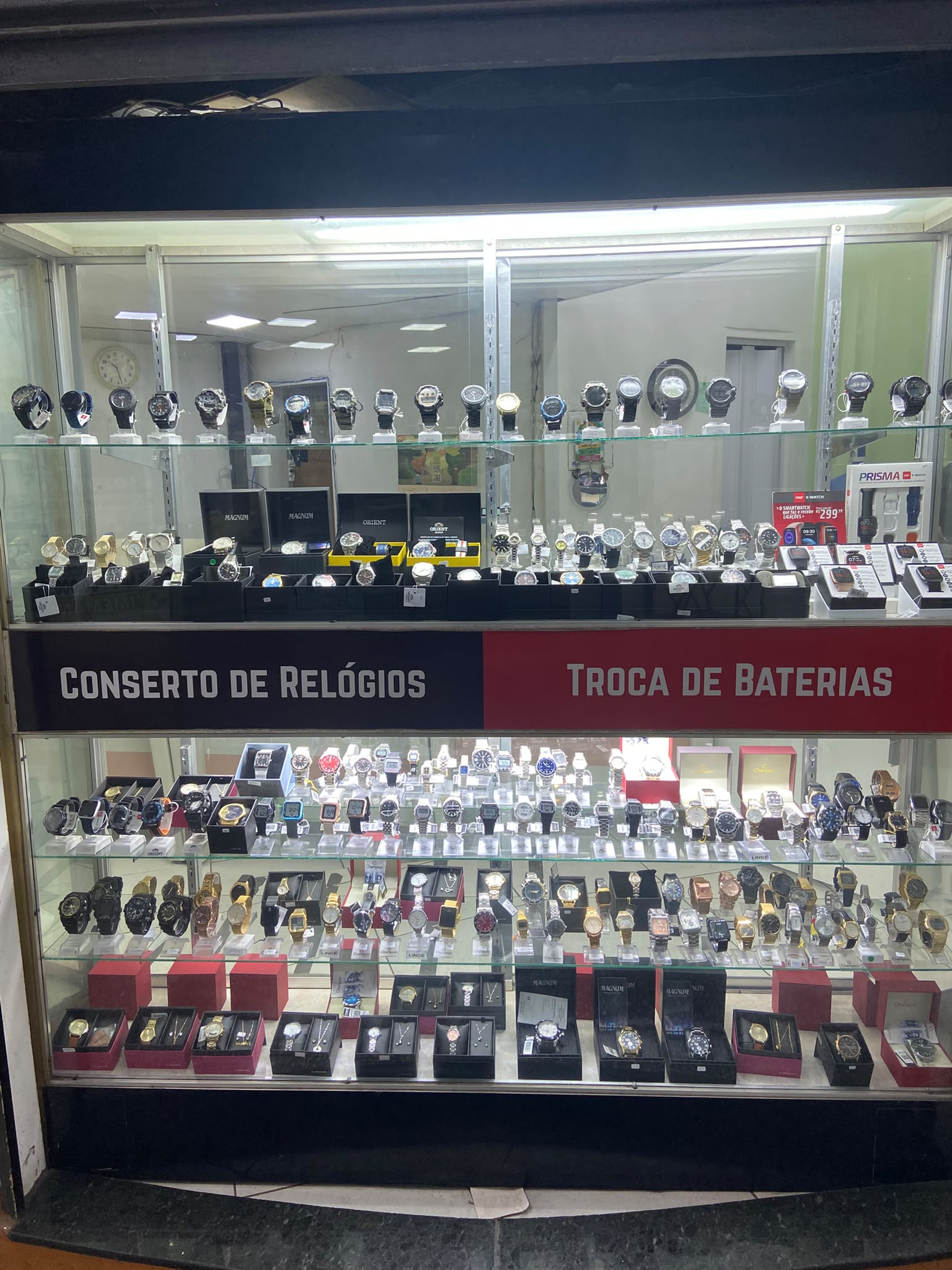 Vitrine com relógios em exposição